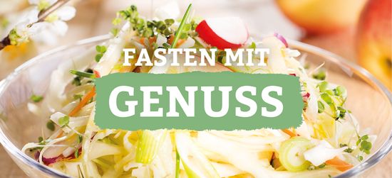 KI generiert: Das Bild zeigt ein Geschenkset mit verschiedenen italienischen Lebensmitteln, darunter Pasta, Olivenöl, Grissini und verschiedene Saucen in einem dekorativen Präsentkorb. Die Produkte sind auf Stroh gebettet und stammen von unterschiedlichen Marken.