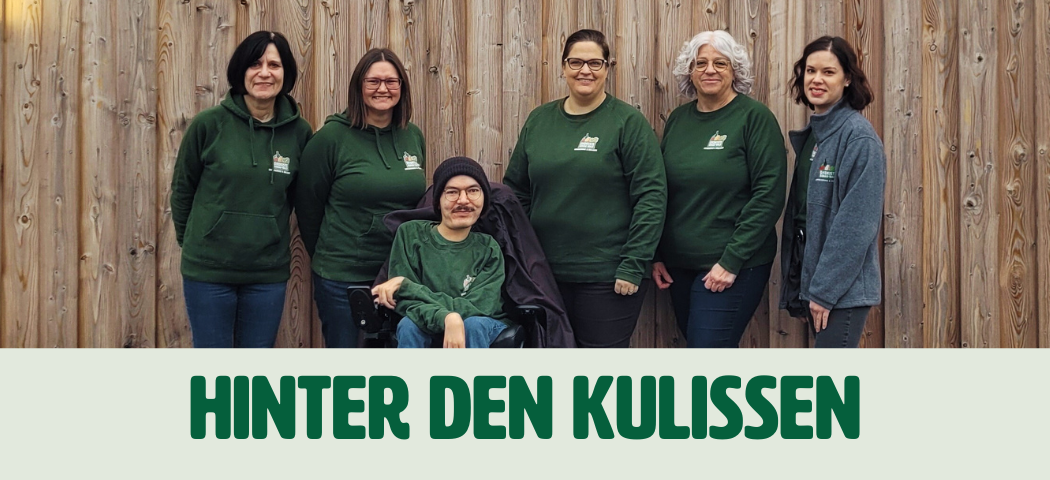 KI generiert: Das Bild zeigt sechs Personen, die vor einem Holzzaun stehen. Darunter steht in großer Schrift "HINTER DEN KULISSEN".